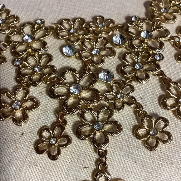 Vintage cascading daisies Gold Floral Statement Necklace center rhinestones - Picture 2 of 10